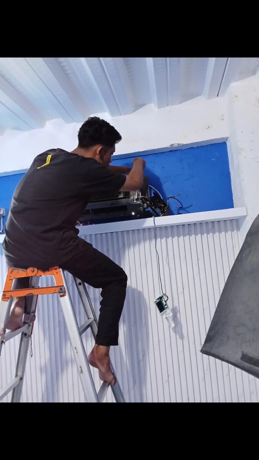 Teknisi servis AC indoor