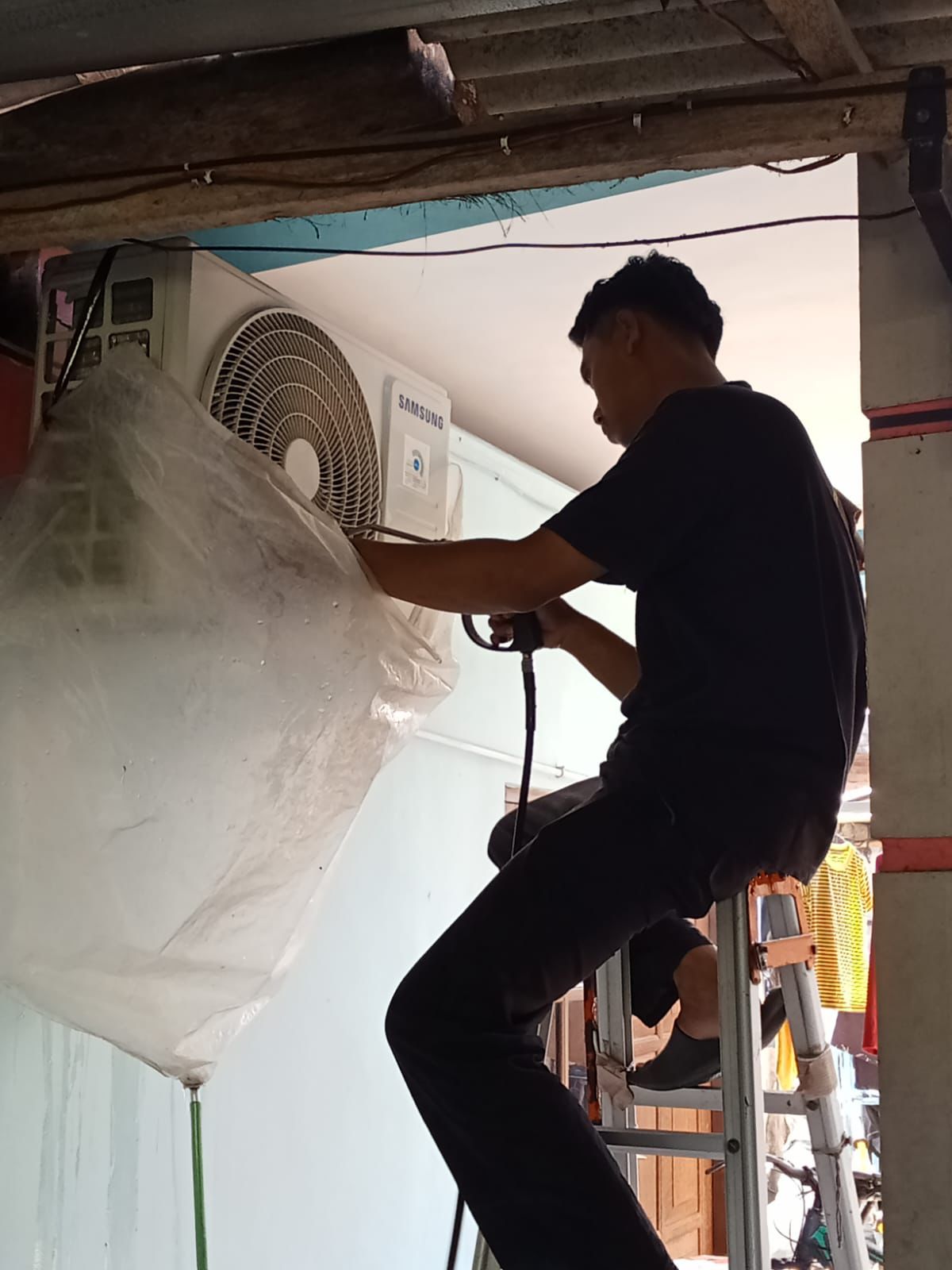 Teknisi service AC outdoor Samsung