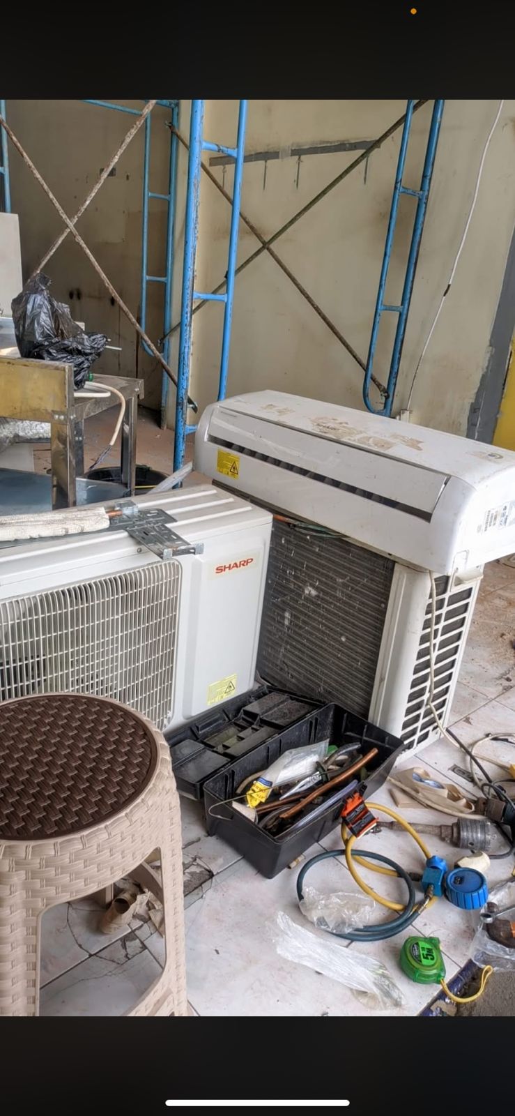 Peralatan dan toolbox servis AC profesional